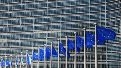 Bild:  Olivier Hoslet/EPA/dpa
Europaflaggen wehen vor dem Gebäude der Europäischen Kommission.