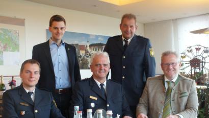 Bild: exb
Oberbürgermeister Andreas Feller (rechts) und Ordnungsamtsleiter Stefan Schamberger (Zweiter von links) ließen sich die Kriminal- und Verkehrsstatistik erläutern. Polizeiinspektionsleiter Armin Kott (Mitte), Verkehrssachbearbeiter Dieter Jäger (Zweiter von rechts) sowie Kriminalhauptkommissar Franz-Xaver Michl (links) hatten die Zahlen für die Stadt aufbereitet.