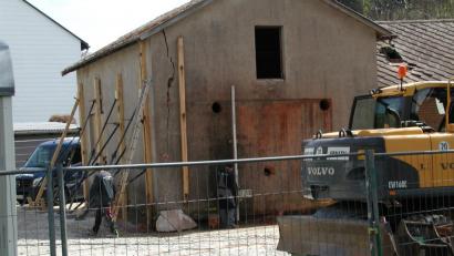 Bild: ld
Große Sägeblätter in einer ferngesteuerten Säge legten drei perfekte Schnitte an, die die künftige Öffnung, wo einmal ein Café entstehen soll, zeigen.