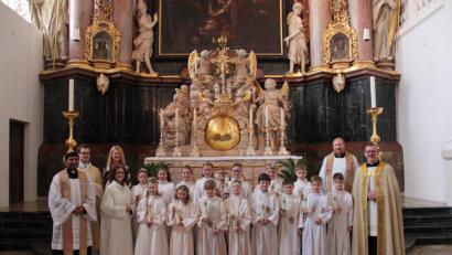 Bild: exb
Die Erstkommunionkinder der Klasse 3 a mit (von rechts) Stadtpfarrer Thomas Vogl und Pfarrvikar Markus Hochheimer und (von links) Pater John, Diakon Frater Gregor Schuller OSB, Gemeindereferentin Gertrud Hankl und der Leiterin der Grundschule, Karin Gleißner.