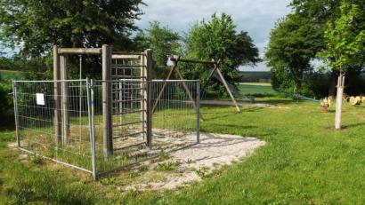 Bild: e
Die Schaukel am Spielplatz in Holzhammer, die wegen des Holzschwamms morsch geworden ist, wird durch eine Stahlkonstruktion ersetzt. Dies entschied der Bauausschuss von Schnaittenbach, als er diesen und noch einen weiteren Spielplatz unter die Lupe nahm.