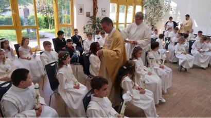 Bild: Kunz
Stadtpfarrer Markus Schmid, Pater Don Bosco, Pastoralassistent Stefan Dotzler und Alexandra Lukas verteilen Kreuze an die Kommunionkinder.