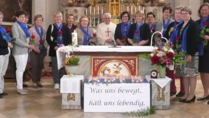 Bild: amö
Die Vorstandschaft des Frauenbundes Winklarn gestaltete den Festgottesdienst zum Jubiläum. Pfarrer Eugen Wismeth (Mitte), stellvertretende Diözesan-Vorsitzende Luise Fischer (rechts) und Bezirksvorsitzende Margit Konze (Vierte von links) würdigten den Einsatz der Mitglieder.