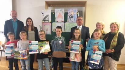 Bild: nbu
Michael Liedl, Christina Luber, Bürgermeister Norbert Bücherl, Fachlehrerin Brigitte Böhm und Rektorin Ulrike Frank (hinten von links) freuen sich mit den Nachwuchskünstlern der Josef-Voit-Grundschule.
