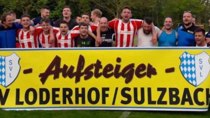 Bild: bt
So ganz unvorbereitet traf den SV Loderhof/Sulzbach der Sieg im Relegationsspiel gegen den TSV Neunkirchen nicht. „Vorsichtshalber“ hatte er ein Aufsteiger-Transparent nach Schnaittenbach mitgebracht.