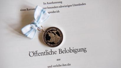 Bild: Peter Kneffel/dpa
Die "Christophorus-Medaille" ist eine staatliche Auszeichnung für die Rettung von Menschen aus Lebensgefahr.
