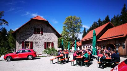 Bild: njn
Zum Abschluss gab es für die rund 50 Feuerwehrleute eine zünftige Brotzeit am Waldhaus.