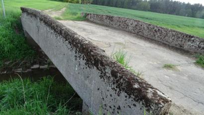 Bild: Houschka
Eine der maroden Brücken über den Fensterbach: Die Überführung östlich von Wohlfest bedarf einer Sanierung. Die Kosten dafür sollen nun Bürger zahlen, deren Felder und Wiesen an die Brücke grenzen. Das könnte für größeren Ärger sorgen.