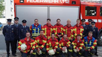 Bild: du
Die 76. und 77. Löschgruppe der Feuerwehr Schirmitz, darunter auch Bürgermeister Ernst Lenk (vorne, links), legte erfolgreich die Leistungsprüfung "Gruppe im Löscheinsatz" ab.