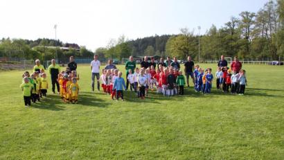 Bild: den
G-Junioren jagten dem runden Leder hinterher. Gruppenbild aller teilnehmenden Mannschaften.