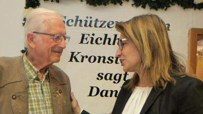 Bild: Hirsch
Dritte Bürgermeisterin Martina Englhardt-Kopf gratulierte Herbert Krauthann (links) zum 85. Geburtstag.