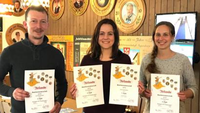 Bild: fjo
Stolz präsentieren Rudi Hirschmann, Sophie Deinl und Luisa Zeug (von links) ihre Urkunden aus der Bezirksmeisterschaft.