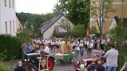 Bild: fvo
Der Jubelverein KLJB Waldthurn zieht mit etwa 70 anderen Gruppen und Vereinen durch Lennesrieth. Mitsamt Erntekrone geht es Richtung Waldthurn und zurück zum Festplatz.