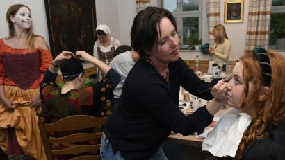 Bild: Petra Hartl
Melina Zawrel bei der Arbeit. Die 47-jährige Ambergerin ist beim Welttheater zum ersten Mal in der Maske tätig.