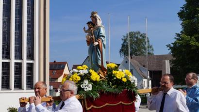 Bild: du
Das Tragen der Muttergottesstatue im Kirchenzug hat am Patroziniumstag der Pfarrei "Maria Königin" schon Tradition. Vier Kolpingmitglieder schultern wieder die Trage .