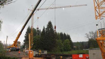 Bild: pi
Mit dem Kran erfolgt der Einbau der Stahlträger.