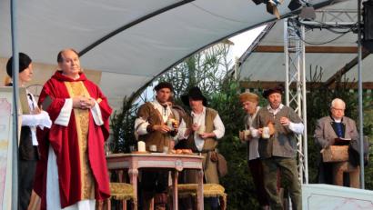 Bild: cs
Bischof Otto muss die ungehobelten Zeugen der Klostergründung mit Essen und Trinken bei Laune halten. Ganz rechts Walter Tausendpfund, der Autor des Stückes, als Erzähler.