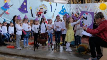 Bild: le
Hex, hex in der Kirche. Die Mädchen und Buben führen allerhand Zauberhaftes auf und - Simsalabim - ist die Stimmung bei den Zuschauern bestens.