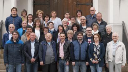 Bild: Karin Ockl
Mit einem Gottesdienst und einem gemeinsamen Essen feierte der Schülerjahrgang 1963/64 den gemeinsamen 55. Geburtsag. Auch die ehemaligen Lehrkräfte Albert Kick (rechts) und Dietlinde Rahm (dahinter) waren dabei.