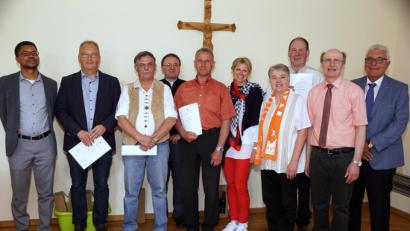Bild: bkr
Reinhard Veigl, Robert Etterer, Thomas Hofweller, Monika Kainz (vorne, Zweiter bis Fünfte von links) und Roland Schäffler (Dritter von rechts) halten der Kolpingsfamilie seit der Gründung die Treue. Dafür danken Kaplan Justin Kishimbe (links), Geistlicher Beistand Pfarrer Markus Bruckner (Vierter von links), amtierender Bürgermeister Josef Hecht, Ortsvorsitzender Johann Protschky und Bezirksvorsitzende Martina Mark (vorne von rechts).