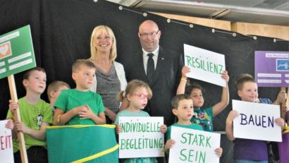 Bild: exb
Staatssekretärin Carolina Trautner mit dem Geschäftsführenden Vorstand des St. Michaels-Werk Grafenwöhr Tassilo Heimberg und Kindern der Schulvorbereitenden Einrichtung.