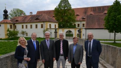 Bild: rti
Von der Fischhofbrücke und dem Amtsgerichtsgebäude zeigte sich Ministerialdirektor Frank Arloth (Zweiter von links) begeistert. Mit Verwaltungsmitarbeiterin Gudrun Stelzl, Amtsgerichtsdirektor Thomas Weiß, Richter Peter Neuner, Personalratsvorsitzenden Konrad Schedl und Reinhard Dotzauer, Geschäftsleiter Amtsgericht, (von links) sprach er über die Entwicklungen in der Justiz.