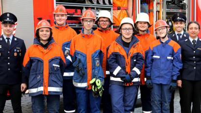 Bild: mef
Abzeichen bekamen sieben Prüflinge der Feuerwehr Floß: Fabian Bauer, Jason Gleißner, Julia Günther, Lorenz Kraus, Sebastian Lindner, Jonathan List, Louis Schaller. Jugendwart Felix Witzl (links) und Kreisjugendfeuerwehrwartin Mirjam Schuller (rechts) gratulierten.