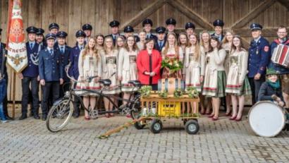 Bild: exb
Mit Fahne, Festdamen und Musik machte die Feuerwehr Dürnersdorf ihrer Festbraut Franziska Frey (mit Blumenstrauß) ihre Aufwartung.