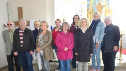 Bild: wrm
Beim Lektorenseminar im praktischen Teil gibt Lioba Faust (Dritte von rechts), Phonetikerin und Linguistin, den Teilnehmern individuelle Tipps.