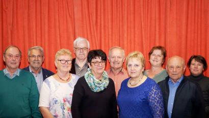 Bild: Kunz
Die Mitglieder der KAB St. Johannes spenden 500 Euro für Projekt in Uganda.