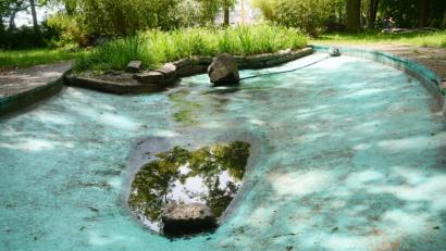 Bild: Gabi Schönberger
Das Wasserbecken im Max-Reger-Park wird momentan saniert.