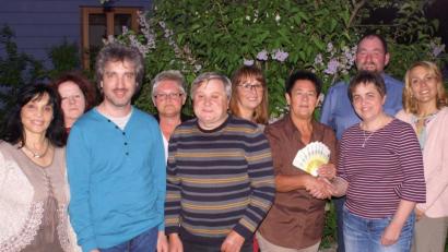 Bild: rpp
Margit Stich (Dritte von rechts) von der Theatergruppe Kastl übergibt die Spende für eine neue Lautsprecheranlage an Frieda Zeitler (Zweite von rechts), der Organisatorin der Wallfahrt nach Gößweinstein.