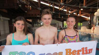 Bild: rbg
Nicht nur bei den Fußballern steht Berlin als Ziel hoch im Kurs: Mit der Teilnahme an den deutschen Jugendmeisterschaften im Schwimmen erfüllen (von links) Kathrin Bachmeier, Fynn Legat und Viktoria Bogner in dieser Woche ein weiteres ihrer selbst gesteckten Saisonziele.