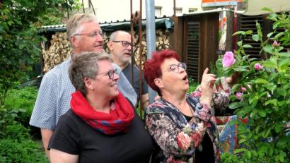 Bild: Hirsch
Petra Bergler-Fischer (rechts) führte die Besucher durch ihren Rosengarten und bewirtete sie mit Delikatessen aus Blütenblättern der Rose.