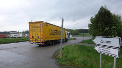 Bild: fjo
Ein neues Zusatzschild weist an der Einfahrt zum Waidhauser Zollamt nicht nur auf die korrekte Bezeichnung hin, sondern auch auf dessen Aufgaben.