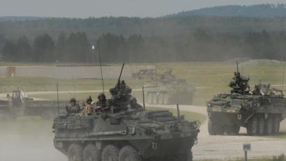 Bild: Petra Hartl
Radpanzer vom Typ "Stryker" fahren über die Schießbahn auf dem Truppenübungsplatz Grafenwöhr.