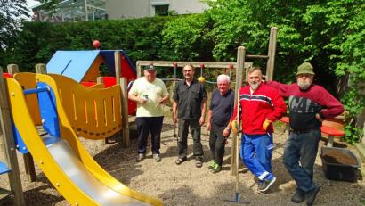Bild: Dobmeier
Die fleißigen Männer des SPD-Ortsvereins Weiden/Vorderer Rehbühl legen im Kindergarten Maria Waldrast Hand an und überarbeiteten die Außenanlage.