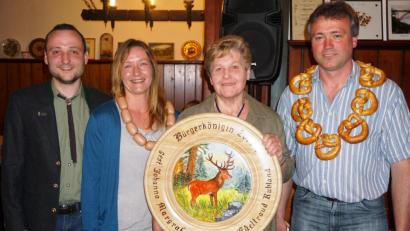 Bild: see
Bürgerkönigin Edeltraud Ruhland (Zweite von rechts) mit den Rittern Maria Höcherl und Martin Biegerl. Schützenmeister Martin Hanauer (links) gratulierte zu den Ergebnissen.