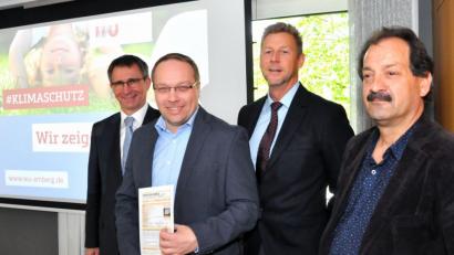 Bild:  Karoline Gajeck-Scheuck/exb
Für 1700 Mieteinheiten haben die Stadtwerke 226 Energieausweise erstellt. Von links: Stephan Prechtl und Thomas Großer von den Stadtwerken sowie Dieter Gerl und Thomas Kalb vom Wohnungsunternehmen.