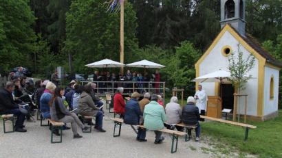 Bild: ral
Die Maiandacht an der Kapelle im Freilandmuseum stand unter der Überschrift „Maria, leuchtender Stern“.