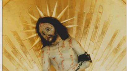 Bild: gi
Dieser „Gegeißelte Heiland“, eine Holzfigur, wurde von der Hiltnerin im Jahre 1746 mit angeblich größter körperlicher Beschwerlichkeit auf dem Rücken von Steingaden nach Moosbach getragen. Das Gnadenbild befindet sich heute auf dem Hochaltar der Wieskirche.