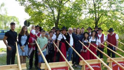 Bild: exb
Der Jubilar Johann Gmeiner (zehnter von rechts) feierte mit Familie, Freunden und Vereinen seinen 80. Geburtstag. Ihm gratulierten die Großkonreuther Alphornbläsern und eine Abordnung der Feuerwehr Rosall.