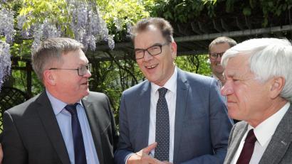 Bild: Wolfgang Steinbacher
Oberbürgermeister Michael Cerny (links) im Gespräch mit Bundesentwicklungsminister Gerd Müller (Mitte) und Bundestagsabgeordnetem Alois Karl.