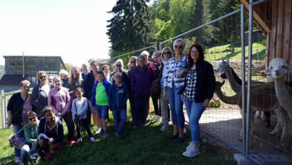 Bild: mor
Birgit Moritz (rechts) zeigt den Damen der Grafenwöhrer Frauenunion die Alpakafarm in Reinhardsrieth. Anita Stauber (Zweite von rechts) bedankt sich bei ihr für den informativen Nachmittag.