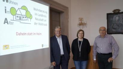 Bild: arw
Berater Udo Müller aus Eschenbach, Brigtte Menzl vom Sozialamt und Berater Harald Köcher aus Moosbach (von links) informieren in die Schlosskapelle über das Thema Wohnen im Alter.