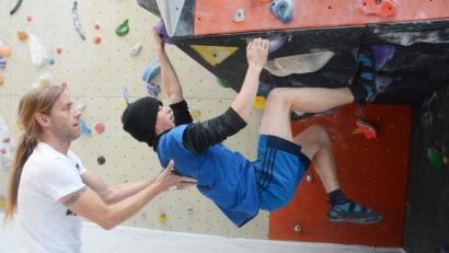 Bild: Gabi Schönberger
Nico Erhardt vom Juz Weiden hilft Alex Riedl beim Bouldern. Als "Spotter" achtet er unter anderem darauf, dass Alex nicht auf den Rücken fällt