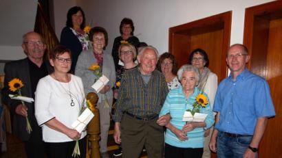 Bild: lep
In der Jahreshauptversammlung werden die Teilnehmer am Blumenschmuckwettbewerb geehrt. Von links: Dietrich Kraatz, Veronika Lehner, Anita Leipold, Elisabeth Dromann, Martina Pittner, Angelika Lindner, Erwin Weidinger, Ursula Wolf, Lotte Friedl, Martina Kroher und Vorsitzender Markus Kleber.