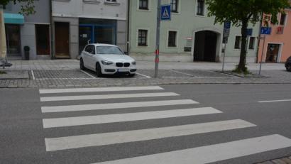 Bild: jr
Einer dieser beiden Parkplätze direkt am Zebrastreifen wird verschwinden, um die Sicherheit von Fußgängern zu erhöhen.