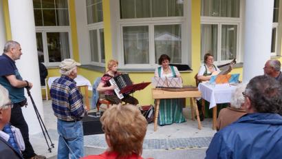 Bild: njn
Ein Trio des Zitherclubs mit (von links) Kartn Uhl, Anita Blohmann und Anna Hruschka eröffneten die Kursaison in Konstantinsbad.