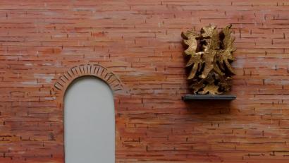 Bild: tr
Das Modell des Meisters. Auf der rechten Seite der freigelegten Ziegelwand thront künftig der goldene Adler. Der historische Durchgang bleibt offen.